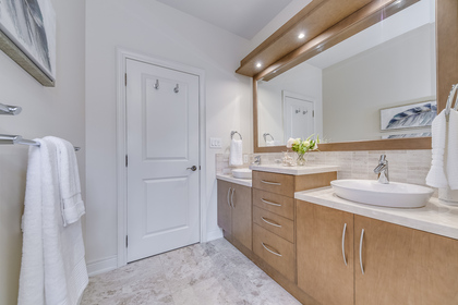 Main Bathroom - 5041 Lakeshore Rd, Burlington - Elite3 & Team at 5041 Lakeshore Road, Appleby, Burlington Main Bathroom - 5041 Lakeshore Rd, Burlington - Elite3 & Team at 5041 Lakeshore Road, Appleby, Burlington