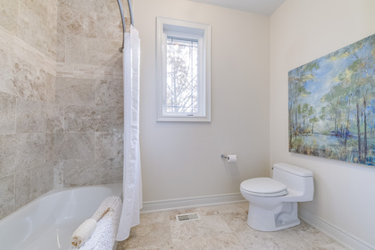 Main Bathroom - 5041 Lakeshore Rd, Burlington - Elite3 & Team at 5041 Lakeshore Road, Appleby, Burlington Main Bathroom - 5041 Lakeshore Rd, Burlington - Elite3 & Team at 5041 Lakeshore Road, Appleby, Burlington