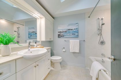 Main Bath - 2201 All Saints Cres., Oakville - Elite3 & Team at 2201 All Saints Crescent, Eastlake, Oakville