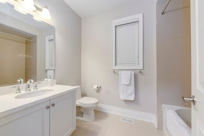 Main Bath - 287 River Oaks Blvd. E., Oakville - Elite3 & Team at 287 River Oaks Boulevard, River Oaks, Oakville Main Bath - 287 River Oaks Blvd. E., Oakville - Elite3 & Team at 287 River Oaks Boulevard, River Oaks, Oakville