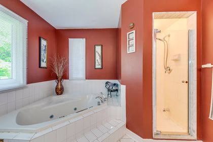 Primary Bedroom Ensuite - 566 Blenheim Cres., Oakville - Elite3 & Team at 566 Blenheim Crescent, Eastlake, Oakville