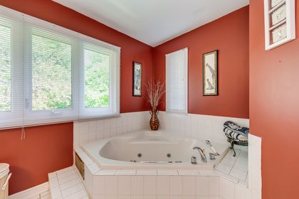 Primary Bedroom Ensuite - 566 Blenheim Cres., Oakville - Elite3 & Team at 566 Blenheim Crescent, Eastlake, Oakville