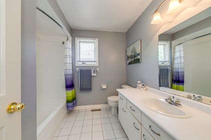 Main Bath - 566 Blenheim Cres., Oakville - Elite3 & Team at 566 Blenheim Crescent, Eastlake, Oakville