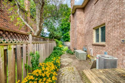 Side Yard - 566 Blenheim Cres., Oakville - Elite3 & Team at 566 Blenheim Crescent, Eastlake, Oakville