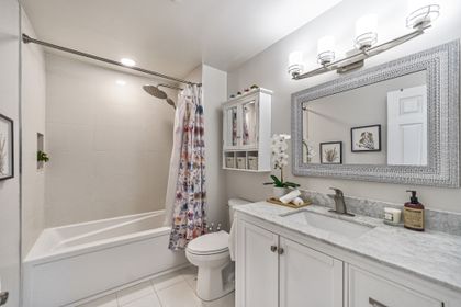 Main Bath - 4274 Gayling Gardens, Mississauga - Elite3 & Team at 4274 Gayling Gdns, Erin Mills, Mississauga