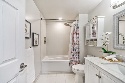 Main Bath - 4274 Gayling Gardens, Mississauga - Elite3 & Team at 4274 Gayling Gdns, Erin Mills, Mississauga