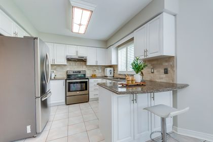 Kitchen - 2303 Hilltop Lane, Oakville - Elite3 & Team at 2303 Hilltop Lane, West Oak Trails, Oakville