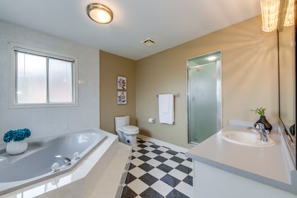 Primary Bedroom Ensuite - 2303 Hilltop Lane, Oakville - Elite3 & Team at 2303 Hilltop Lane, West Oak Trails, Oakville