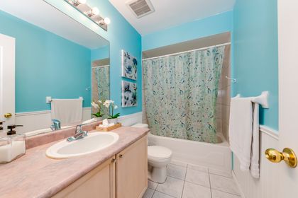 Main Bath - 22 - 840 Dundas St.W., Mississauga - Elite3 & Team at 22 - 840 W. Dundas Street, Erindale, Mississauga