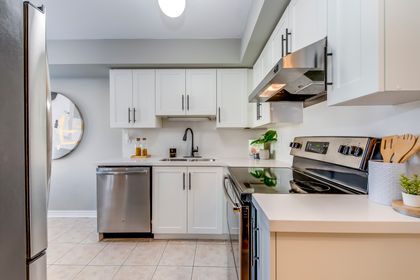 Kitchen - 22 - 840 Dundas St.W., Mississauga - Elite3 & Team at 22 - 840 W. Dundas Street, Erindale, Mississauga