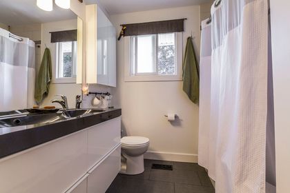 Main Bath - 5222 Bromley Rd., Burlington - Elite3 & Team at 5222 Bromley Road, Appleby, Burlington