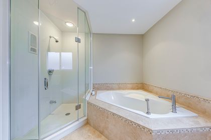 Primary Bedroom Ensuite - 144 Mayla Dr., Oakville at 144 Mayla Drive, River Oaks, Oakville