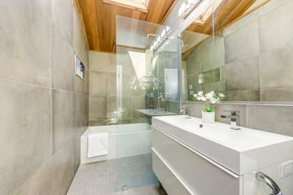 Main Bath - 5452 Croydon Rd., Burlington - Elite3 & Team at 5452 Croydon Road, Appleby, Burlington