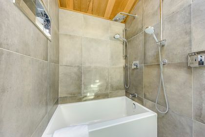 Main Bath - 5452 Croydon Rd., Burlington - Elite3 & Team at 5452 Croydon Road, Appleby, Burlington