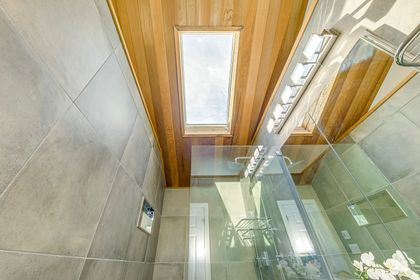 Main Bath - 5452 Croydon Rd., Burlington - Elite3 & Team at 5452 Croydon Road, Appleby, Burlington