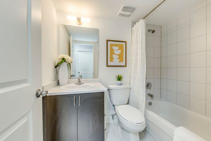 Main Bath - 6 - 2255 McNab Lane, Mississauga at 6 - 2255 Mcnab Lane, Clarkson, Mississauga