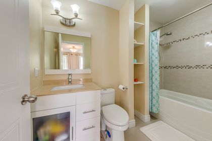Primary Bedroom Ensuite - 33 - 180 Forum Dr., Mississauga at 33 - 180 Forum Drive, Hurontario, Mississauga