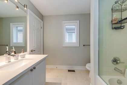 4pc Semi-Ensuite/Main Bath - 2336 Thruxton Dr., Oakville at 2336 Thruxton Drive, 1009 - JC Joshua Creek, Oakville