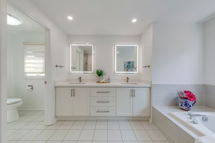 Primary Bedroom Ensuite - 2751 Duncairn Dr., Mississauga at 2751 Duncairn Drive, Central Erin Mills, Mississauga