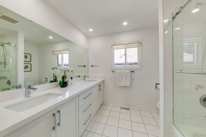 Main Bath - 2751 Duncairn Dr., Mississauga at 2751 Duncairn Drive, Central Erin Mills, Mississauga