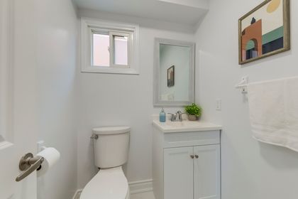 Powder Room - 5075 Rising Star Crt., Mississauga at 5075 Rising Star Court, Hurontario, Mississauga