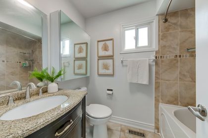 Primary Bedroom Ensuite - 5075 Rising Star Crt., Mississauga at 5075 Rising Star Court, Hurontario, Mississauga