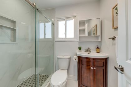 Main Bath - 5075 Rising Star Crt., Mississauga at 5075 Rising Star Court, Hurontario, Mississauga