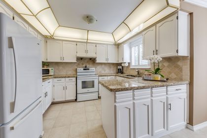 Kitchen - 2082 Laurelwood Dr., Oakville at 2082 Laurelwood Drive, WC Wedgewood Creek, Oakville