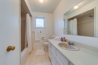 Main Bath - 2082 Laurelwood Dr., Oakville at 2082 Laurelwood Drive, WC Wedgewood Creek, Oakville
