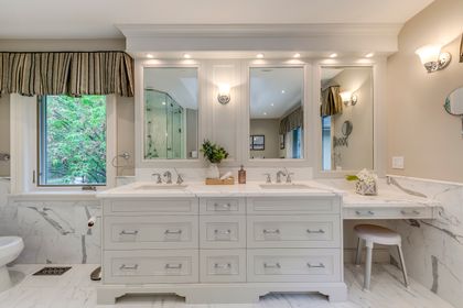 Primary Bedroom Ensuite - 767 Parkland Ave., Mississauga at 767 Parkland Avenue, Clarkson, Mississauga