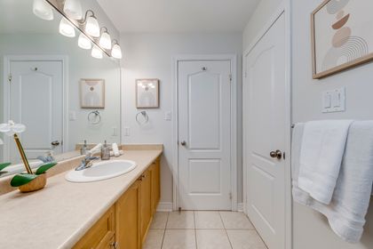 Semi-Ensuite Bath - 2333 Presquile Dr., Oakville at 2333 Presquile Drive, 1009 - JC Joshua Creek, Oakville