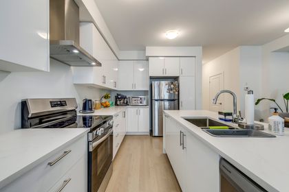 Kitchen - 3054 Harvard Gardens, Oakville at 3054 Harvard Gardens, 1010 - JM Joshua Meadows, Oakville