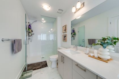 Primary Bedroom Ensuite - 3054 Harvard Gardens, Oakville at 3054 Harvard Gardens, 1010 - JM Joshua Meadows, Oakville