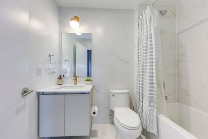 4pc Main Bath - 526 - 405 Dundas St.W., Oakville at 526 - 405 Dundas St.w., 1008 - GO Glenorchy, Oakville