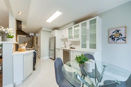 Kitchen - 2 - 2006 Glenada Cres., Oakville at 2 - 2006 Glenada Crescent, WC Wedgewood Creek, Oakville