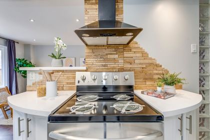 Kitchen - 2 - 2006 Glenada Cres., Oakville at 2 - 2006 Glenada Crescent, WC Wedgewood Creek, Oakville