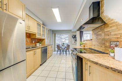 Kitchen - 2 - 2006 Glenada Cres., Oakville at 2 - 2006 Glenada Crescent, WC Wedgewood Creek, Oakville