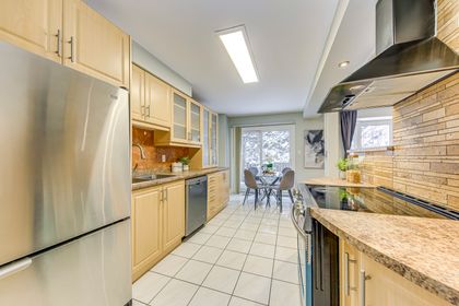Kitchen - 2 - 2006 Glenada Cres., Oakville at 2 - 2006 Glenada Crescent, WC Wedgewood Creek, Oakville