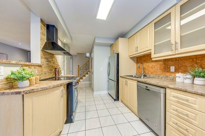 Kitchen - 2 - 2006 Glenada Cres., Oakville at 2 - 2006 Glenada Crescent, WC Wedgewood Creek, Oakville
