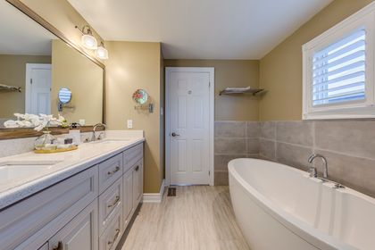 Primary Bedroom Ensuite - 343 Northwood Dr., Oakville at 343 Northwood Drive, 1007 - GA Glen Abbey, Oakville