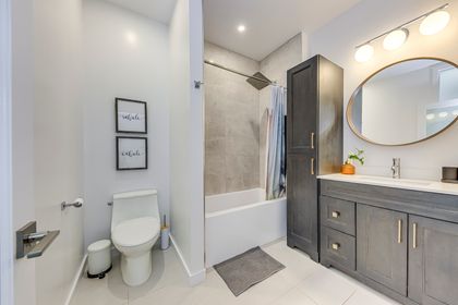 4pc Bath - 40 Irwin Ave., Toronto at 40 Irwin Avenue, Bay Street Corridor, Toronto