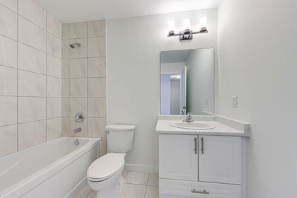 4pc Bath - 806 - 461 Green Rd., Hamilton at 806 - 461 Green Road, Stoney Creek, Hamilton