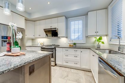 Kitchen - 378 Alderwood Common, Oakville at 378 Alderwood Common, 1010 - JM Joshua Meadows, Oakville