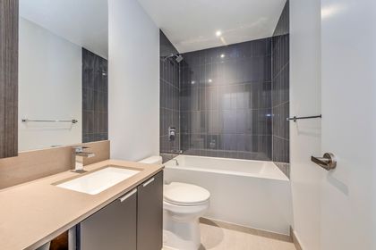 4pc Main Bath - 3073-3883 Quartz Rd., Mississauga at 3703 - 3883 Quartz Road, City Centre, Mississauga