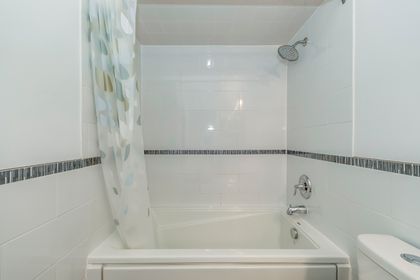 4pc Main Bath - 3582 Italia Cres., Mississauga at 3582 Italia Crescent, Fairview, Mississauga