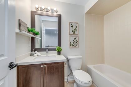 4pc Main Bath - 4265 Ryan Lane, Burlington at 4265 Ryan Lane, Alton, Burlington