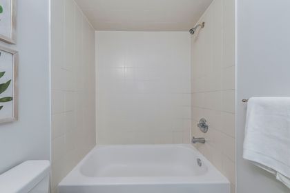 4pc Main Bath - 4265 Ryan Lane, Burlington at 4265 Ryan Lane, Alton, Burlington