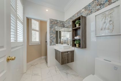 Powder Room - 2363 Parkglen Ave., Oakville at 2363 Parkglen Avenue, 1019 - WM Westmount, Oakville