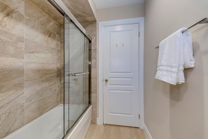 5pc Main Bath - 2363 Parkglen Ave., Oakville at 2363 Parkglen Avenue, 1019 - WM Westmount, Oakville