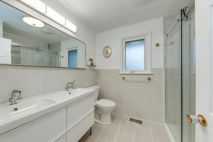 4pc Main Bath - 3537 Enniskillen Circle, Mississauga at 3537 Enniskillen Circle, Erindale, Mississauga